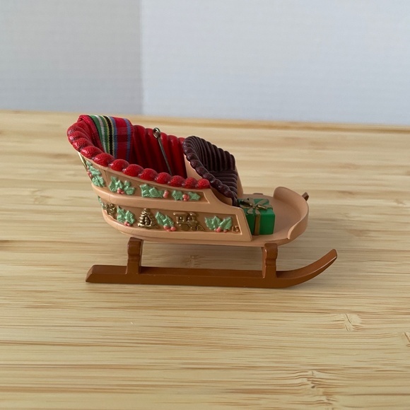 Lot 3 Hallmark Ornaments 1988 Club Sleigh 1990 Wishing Well 1996 Gazebo NO boxes - Picture 2 of 10